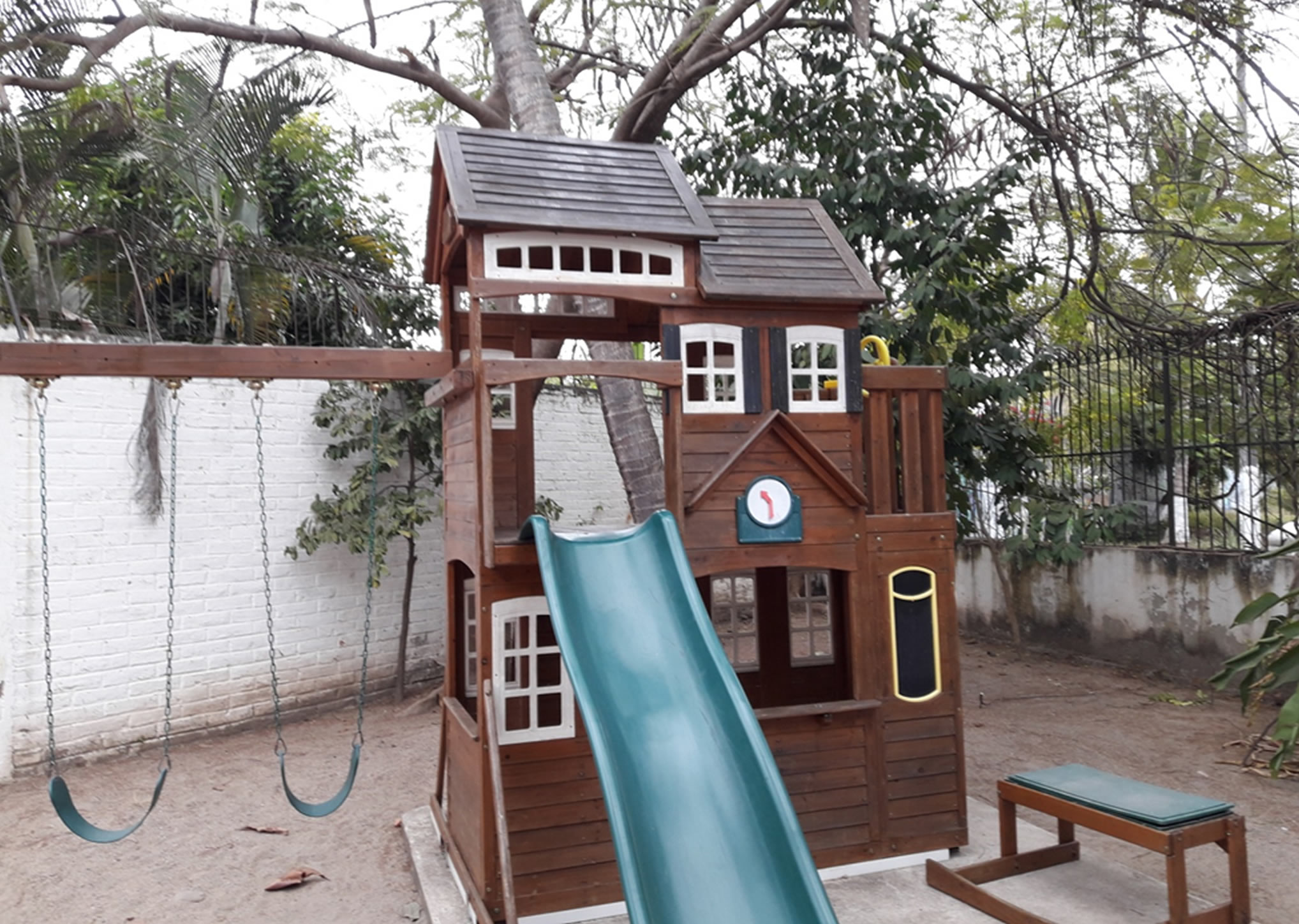 Children Cancer Screening Center Puerto Vallarta Febrero de 2017 barnizó el patio de recreo. February 2017 varnished the playground.